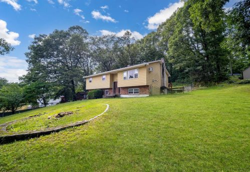 17 Woodland Cir, Hyde Park, NY 12538-2602