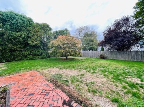 27 Wakeley St, Huntington CT 06484-4511 exterior