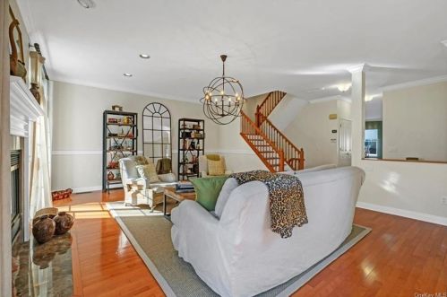 40 Briarbrook Dr, Briarcliff NY  10510-2075 exterior