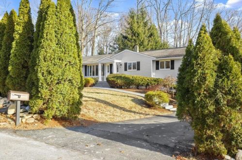 2158 Mohansic Ave, Yorktown Hgts, NY 10598-3624