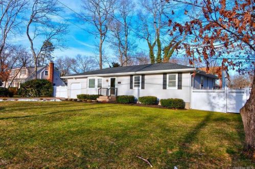 95 Parkside Ave, Miller Place NY  11764-3121 exterior