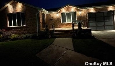 272 Knollwood Ln, Seaford NY  11783-1025 exterior