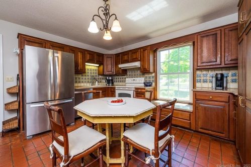 13 Dennison Rd, Essex CT  06426-1352 exterior