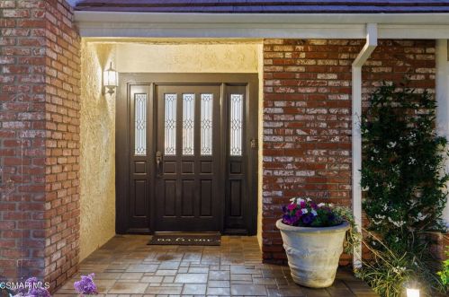 5621 Middle Crest Dr, Calabasas, CA 91301-4069