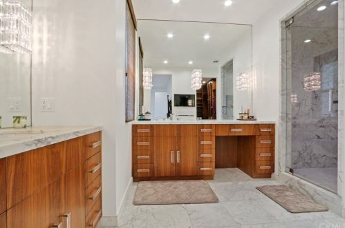 2215 Bayview Dr, Manhattan Beach CA  90266-4453 exterior