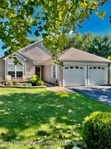 5 Schoolhouse Ct, Lakewood, NJ 08701-5762