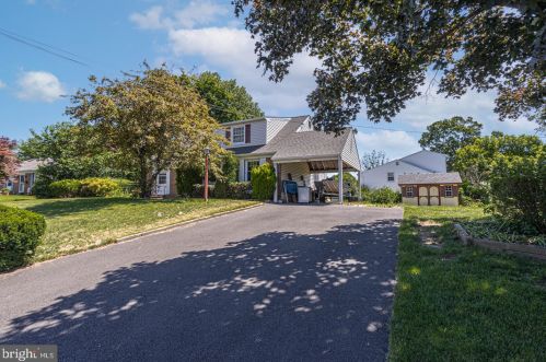 1061 Woodbourne Dr, Southampton, PA 18966-4136