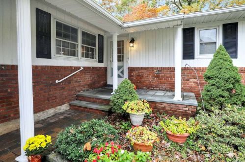 4 Nottingham Ct, Nesconset, NY 11767-2020