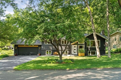 2915 Urbandale Ln, Minneapolis, MN 55447-1558
