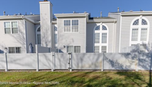 32 Picket Pl, East Freehold NJ  07728-9532 exterior