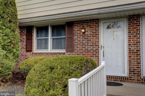 608 Gates Ln, West Enola, PA 17025-1636