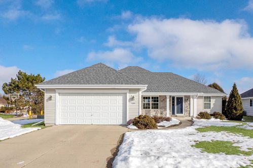 1281 Yosemite Rd, Oconomowoc, WI 53066-2298