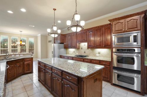 2209 Roadrunner Dr, Lewisville TX  75022-7885 exterior