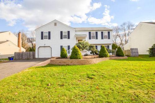 15 Joshua Dr, Southampton, PA 18954-1032