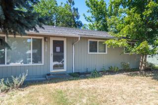 328 Cambridge St, Ashland, OR 97520-1004