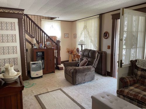 51 Grove St, North Lindenhurst, NY 11757-5721