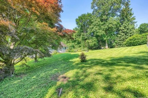 3 Hemlock Dr, Mahopac NY  10541-5357 exterior