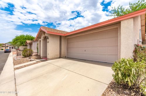 8094 Streamside Ave, Tucson, AZ 85741-4600