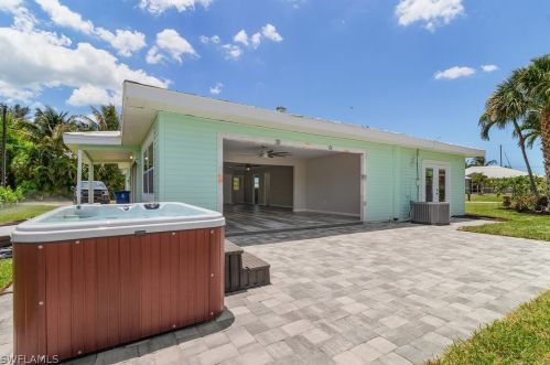 2704 Sanibel Blvd, Saint James City FL  33956-2232 exterior