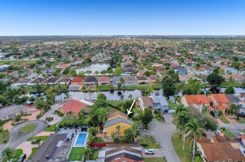7692 Oakmont Cir, Hialeah FL  33015-2046 exterior
