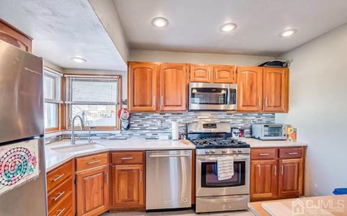 166 Bedford Ave, Iselin NJ  08830-2432 exterior