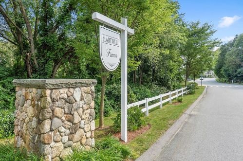 18 Kendall Ct, Bedford MA  01730-1681 exterior