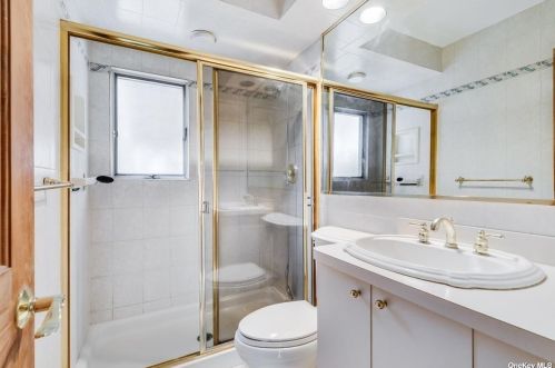 71 Ellen St, Bethpage NY  11714-2924 exterior