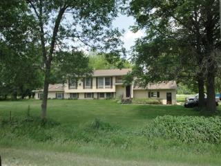 10560 River Camp Rd, Donahue, IA 52746-9600