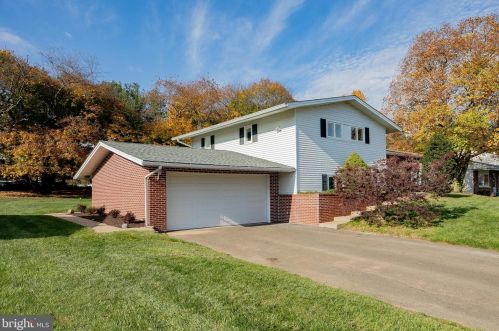 610 Knoll Dr, Lansdale, PA 19446-2926