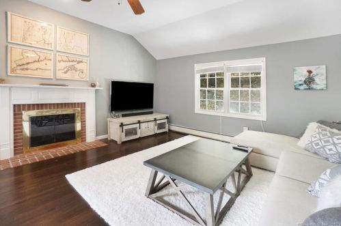 20 Narragansett Trl, Sandy Hook CT 06482-1147 exterior