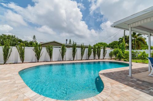 900 Eden Isle Dr, Saint Petersburg, FL 33704-1704