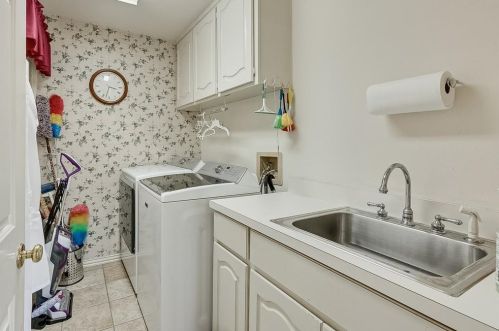 2212 Vly Vw Dr, Cedar Hill TX 75104-6712 exterior