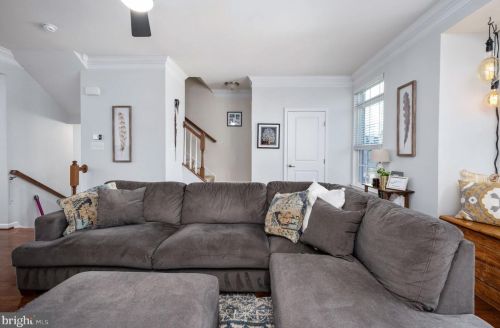 7009 Darbey Knoll Dr, Gainesville VA  20155-3634 exterior