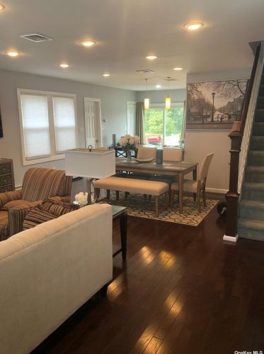 46 Yale St, Williston Park, NY 11596-1339