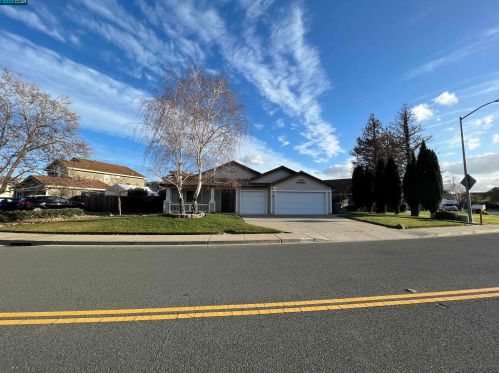 4886 Carrington Dr, Oakley, CA 94561-4137