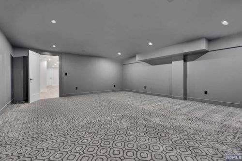 39 Pinehill Dr, Upper Saddle River NJ  07458-1927 exterior