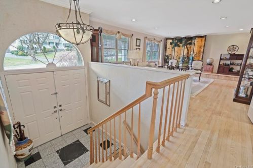 18 Penny Ln, Scarsdale, NY 10583-3210
