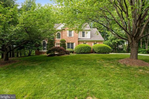 11912 Champion Lake Ct, Herndon, VA 20170-2710