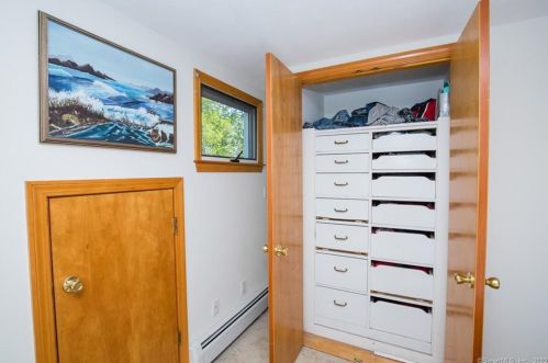 23 Carriage Dr, Wallingford CT 06492-3111 exterior