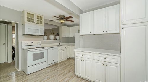 11 Blossom Ave, Holtsville NY  11742-1704 exterior