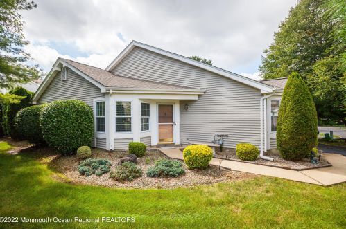 121 Linden Ln, East Freehold, NJ 07728-4142