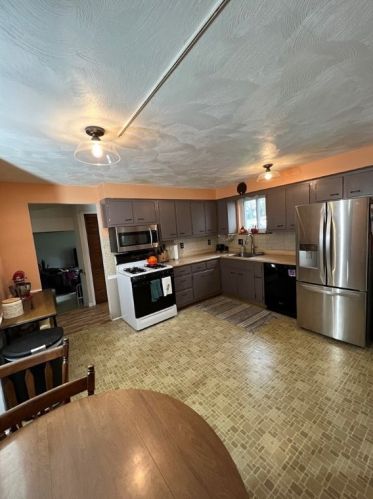 8040 Remington Dr, Pittsburgh PA  15237-6235 exterior