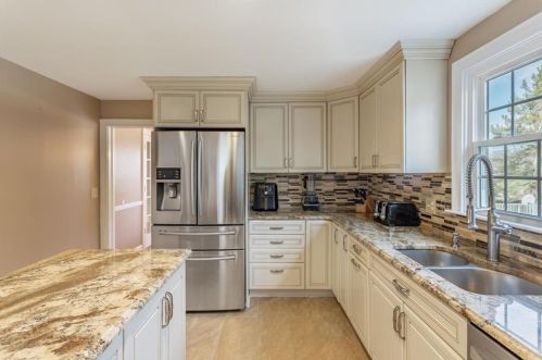 17 Pine Grove Ave, Lincoln, RI 02865-3613