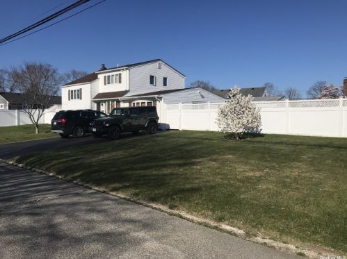 193 Irish Ln, Islip Terrace, NY 11752-2124