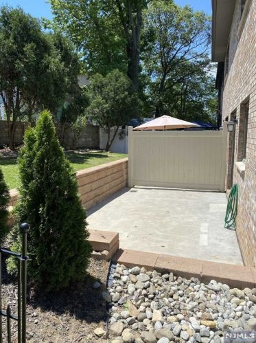 450 7th St, Palisades Park NJ  07650-2304 exterior