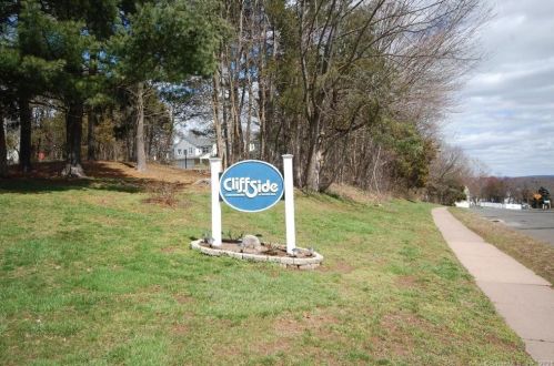 312 Carlton Ln, Rocky Hill, CT 06067-1055