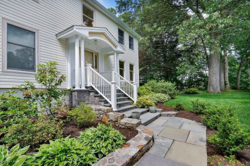 6 Coventry Ln, Riverside CT  06878-1803 exterior