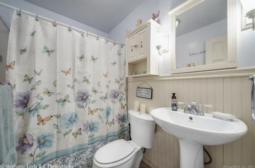 12 Reskin Dr, Wallingford CT  06492-4834 exterior