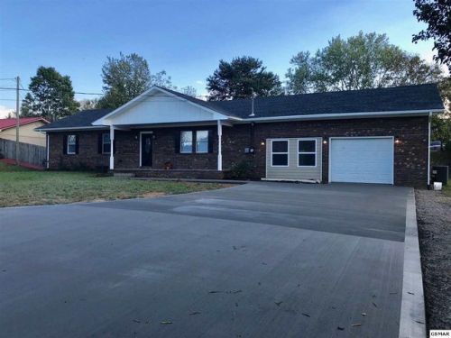 2024 Arch Rock Dr, Pigeon Forge TN  37876-6223 exterior