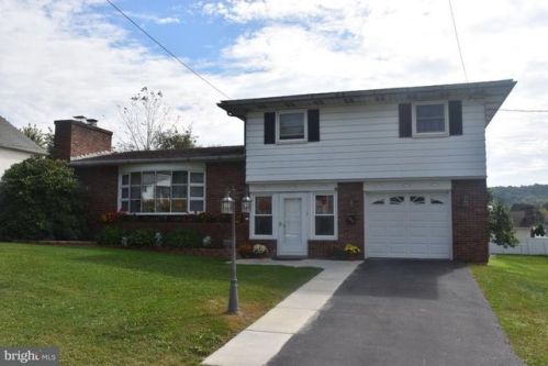 195 Schuylkill St, West Cressona, PA 17929-1410